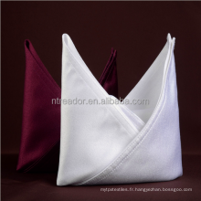 serviettes en coton colorées avec une qualité de restauration de haute qualité / table